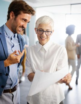 Uomo e donna ad un corso di formazione innoform